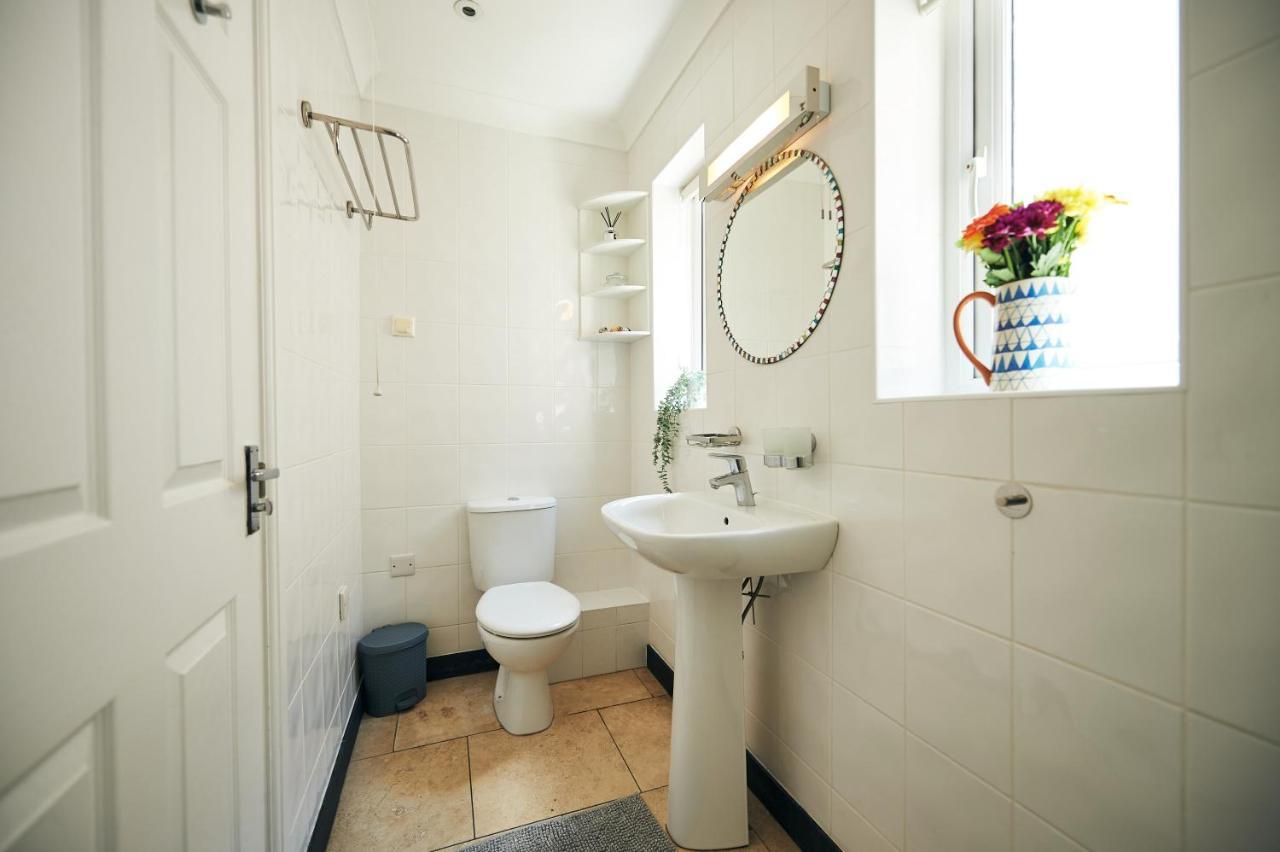 Cliff Haven- Spectacular Sea Views From Balcony, Pets Go Free Pendine