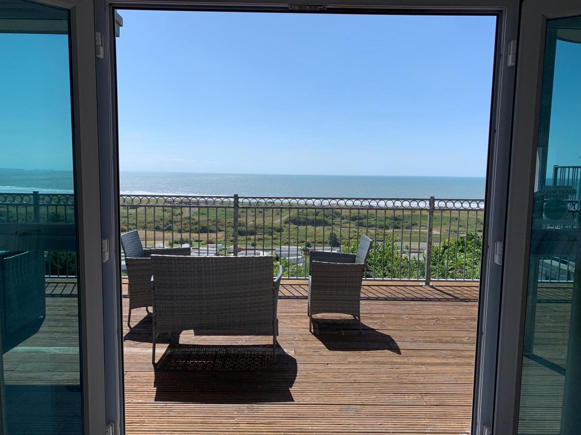 Cliff Haven- Spectacular Sea Views From Balcony, Pets Go Free * Pendine